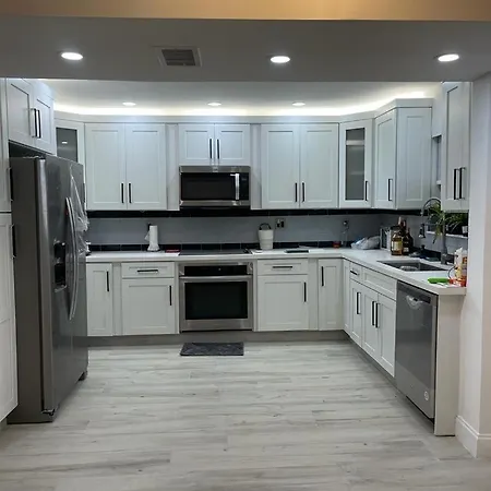 Charming 3-Bedroom Townhouse For Rent In Fountainbleau, Miami